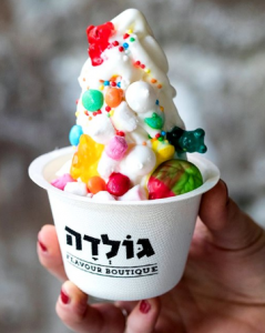 גלידה גולדה ראש העין - בתמונה גביע גלידה מצופה בסוכריות